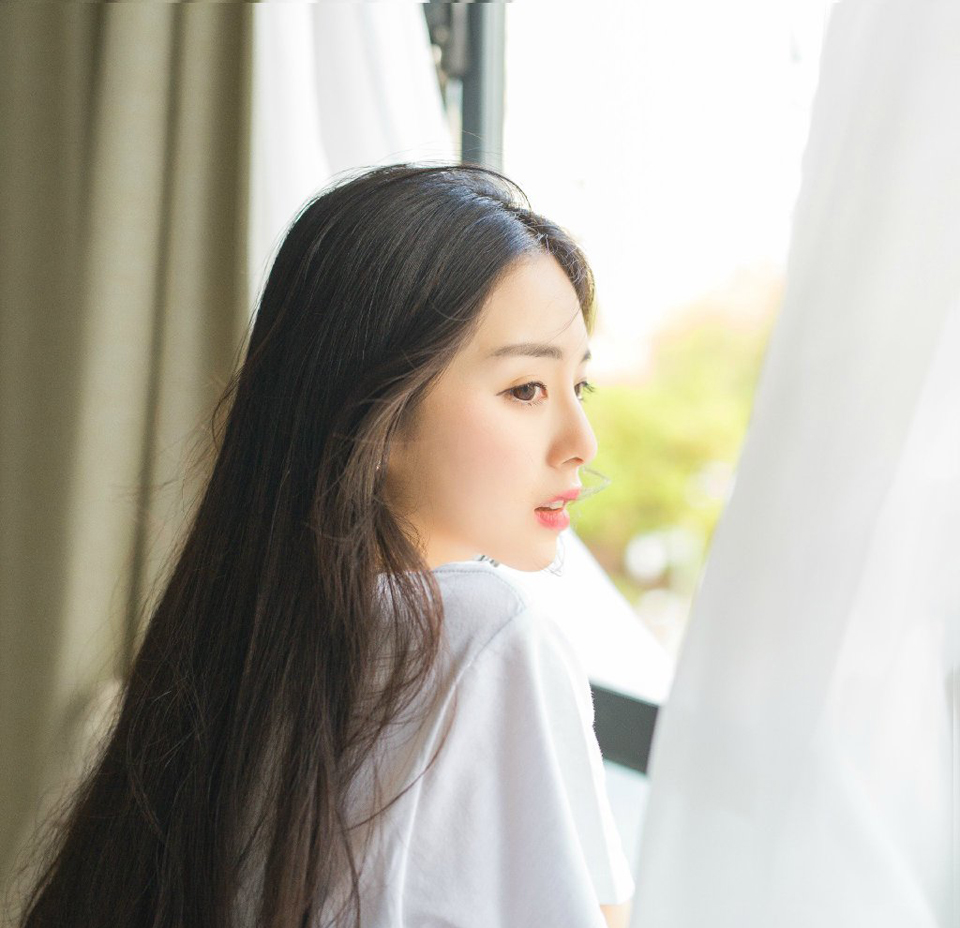 每当我被老师抽到回答问题，我周边的好姐妹一边使劲儿地笑你一边慌忙的翻着答案，这就是伟大的友情。
